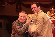 Martin Lacey jr, Löwenbaby Elvis und Löwenpate Fritz Wepper (©Foto: Martin Schmitz)